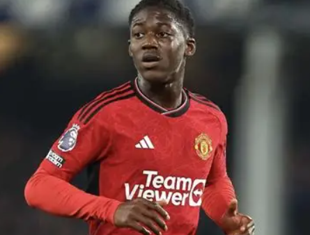 曼联中场新星梅努续约在即，未来长约锁定核心地位